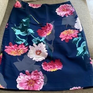 Banana Republic Navy floral pencil skirt. Lightly worn. Size 12.